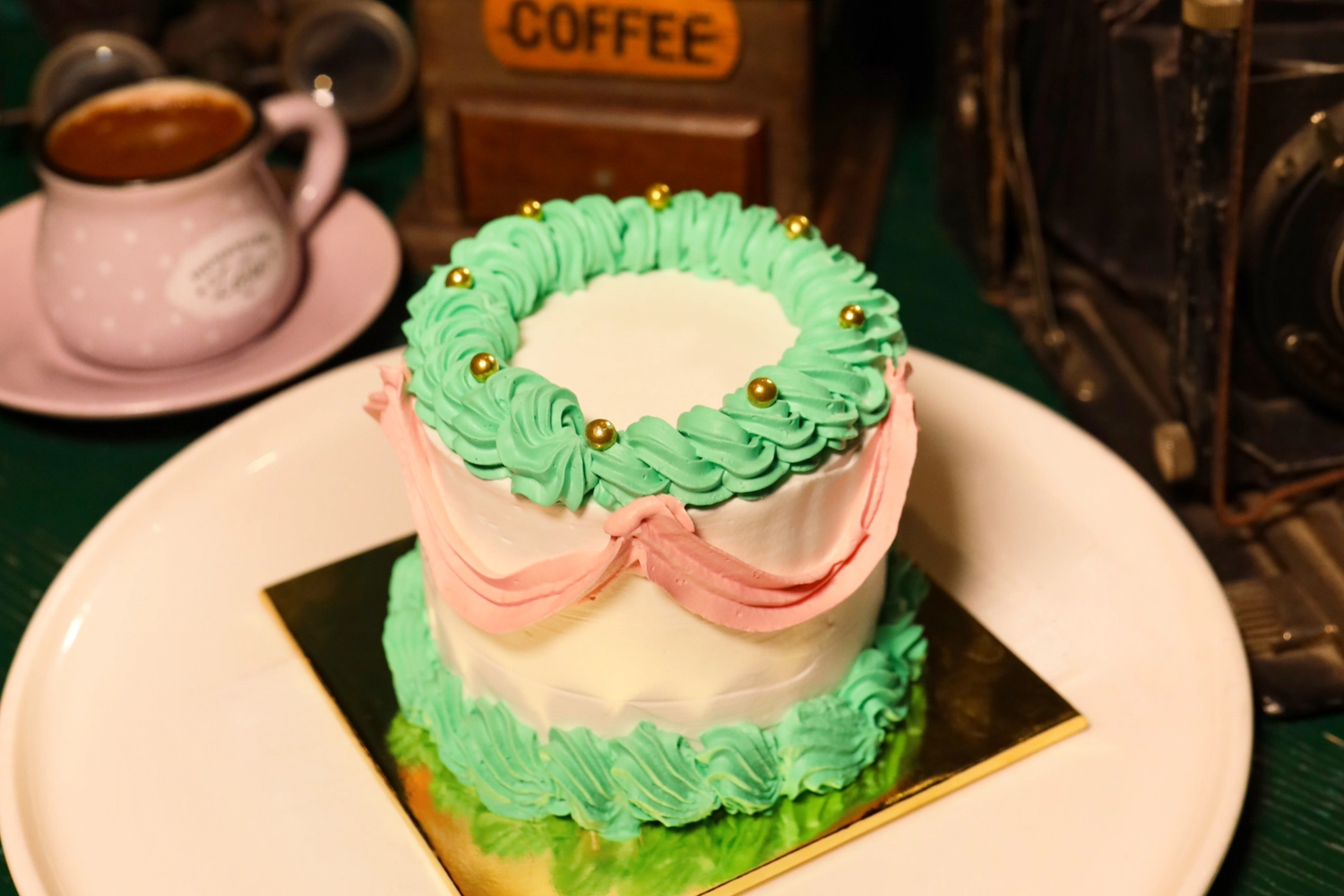 VINTAGE CAKE